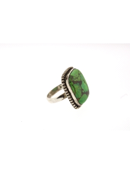 Anillo de plata con piedra verde