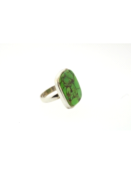 Anillo de plata con piedra verde