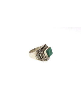 Anillo de plata con piedra verde